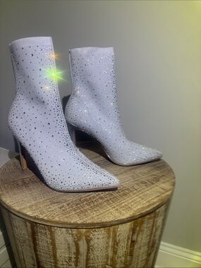 Women's White Rhinestone Pointed Toe Ankle Boots Size 9